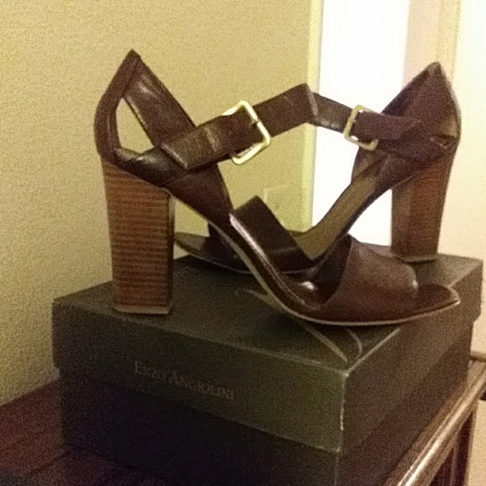 Too cute brown sandals  excellent condition